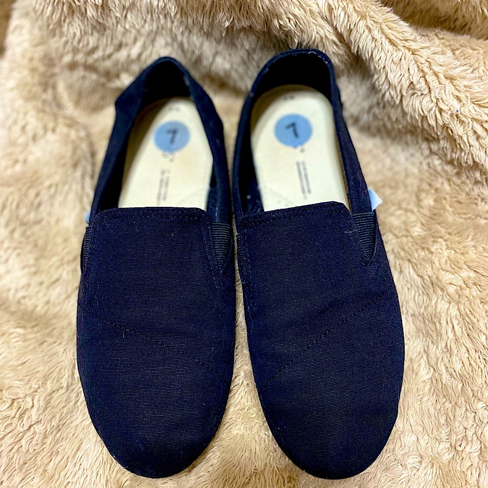 Black size 7 slip on TOMS
